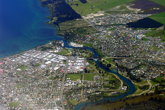 Luftansicht auf den Taupo See, die Stadt Taupo und den Waikato Fluss